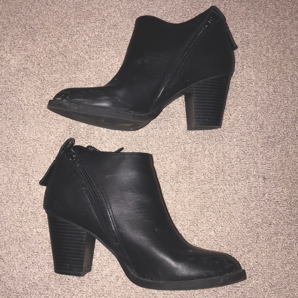 BLACK BOOTIES
